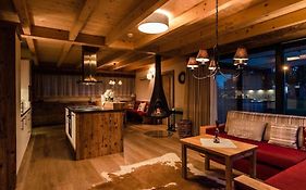 Luxusní tyrolský chalet s vířivkou v parkhotelu Villa Resort&Organic Spa